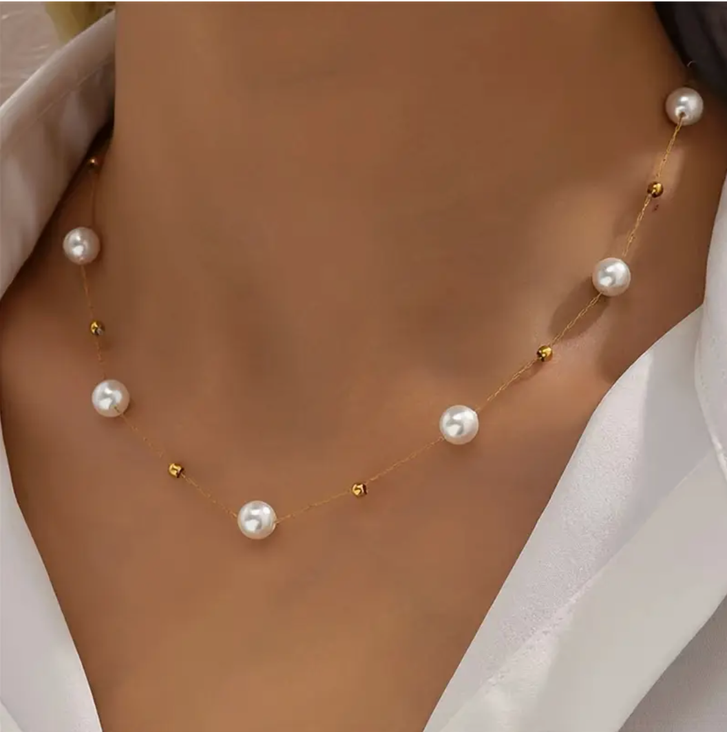 Gold necklace with freshwater pearls