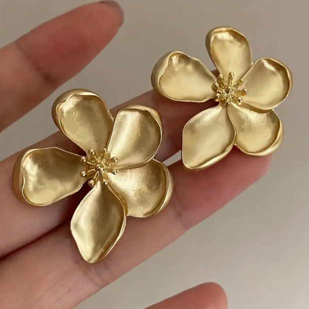 Gold earrings with flower design in vintage style