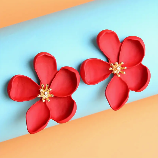 Gold earrings with flower design in vintage style