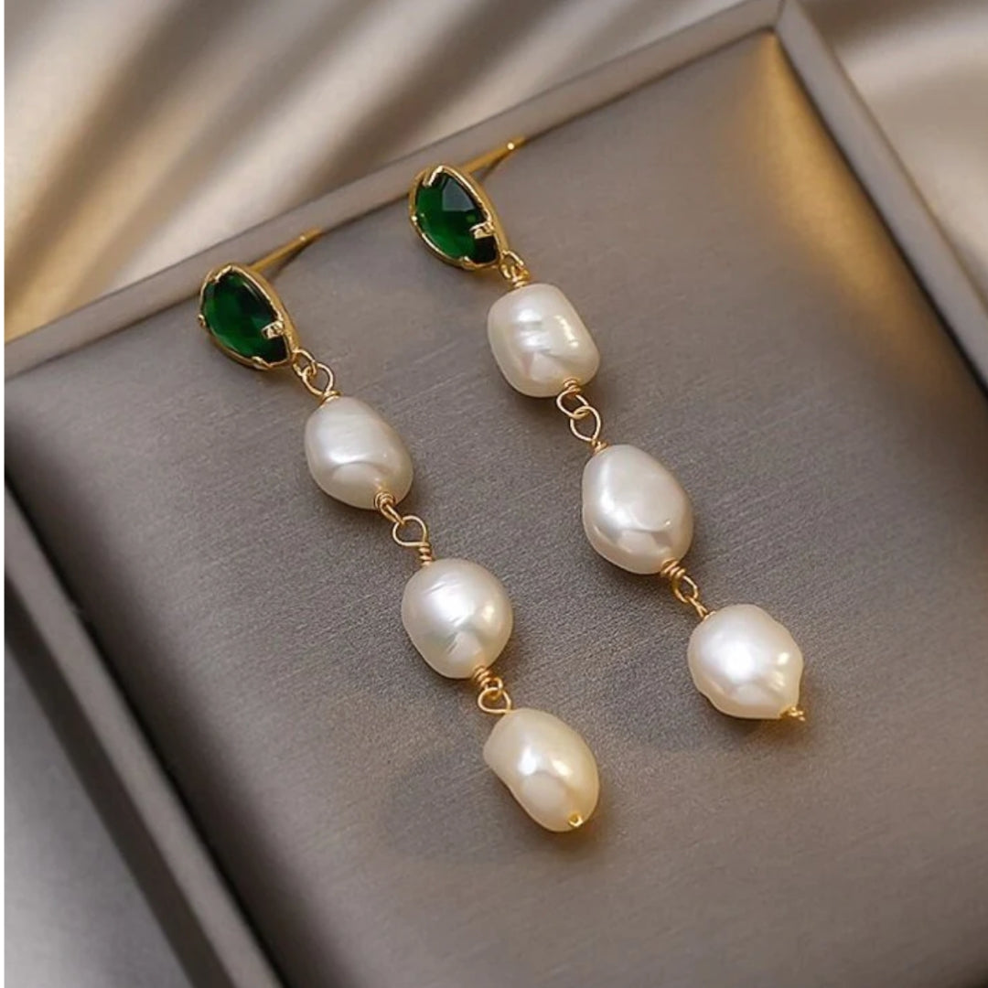 Dangling earrings with pearls and emerald in gold