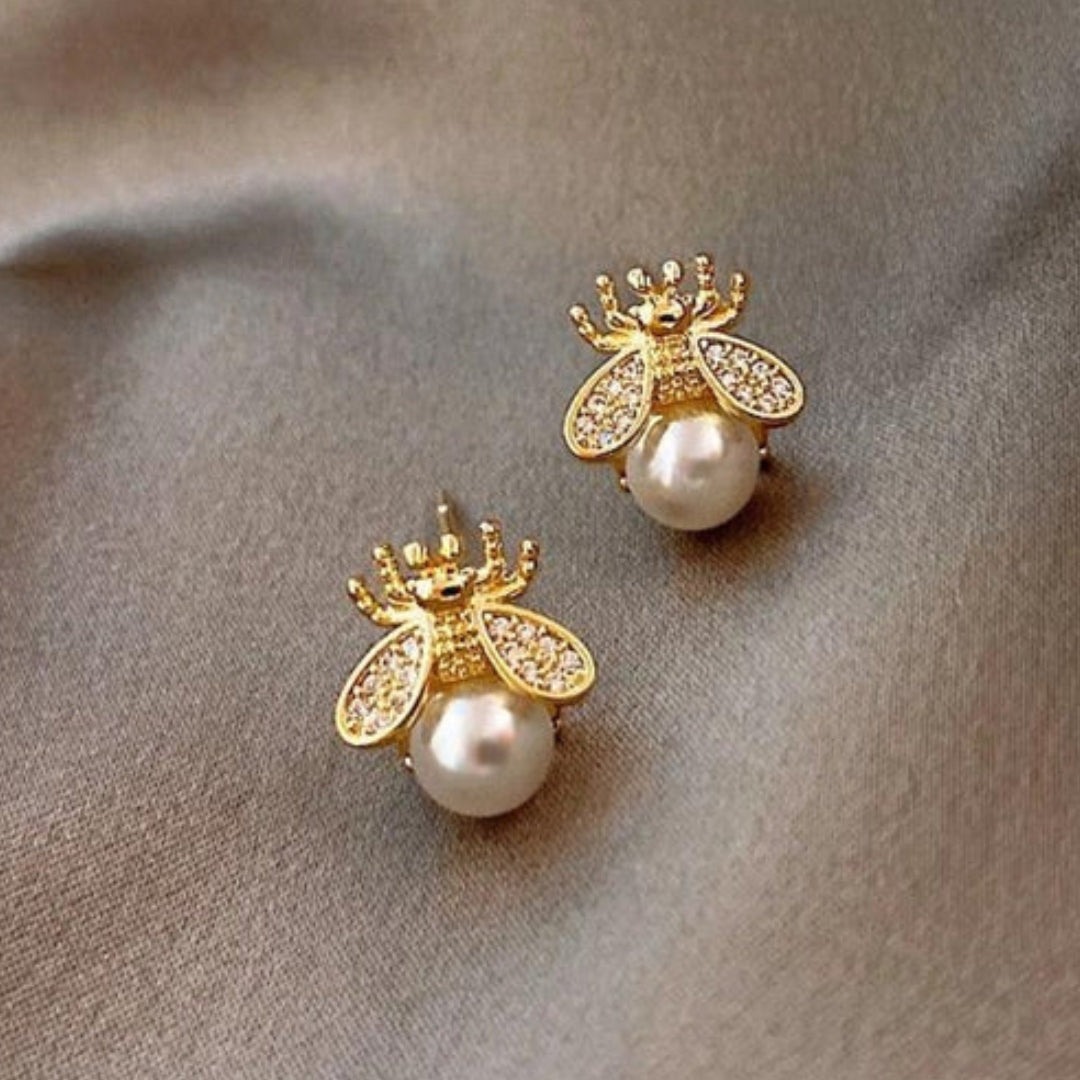 Bee-shaped earrings made of refined pearls for a chic and trendy style