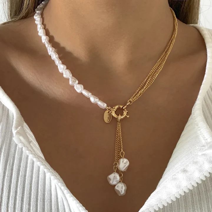 Gold necklace decorated with refined pearls