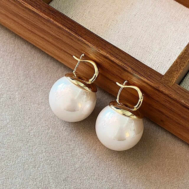 Chic earrings with majestic pearls