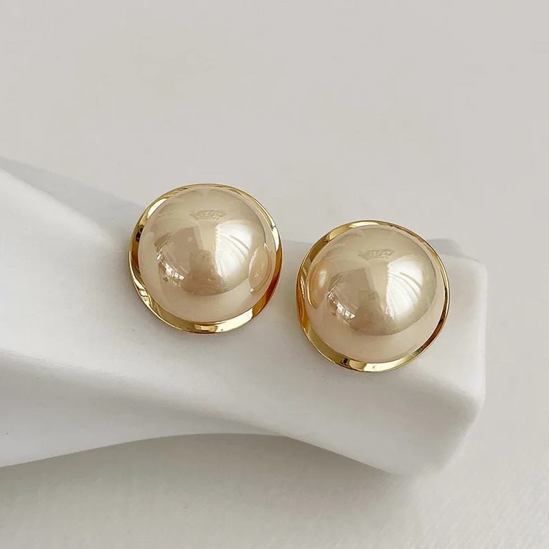 Chic earrings with sumptuous thick pearls